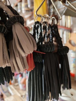 Llaveros artesanales de cuero trenzado