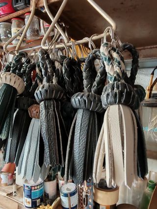 Llaveros artesanales de cuero trenzado