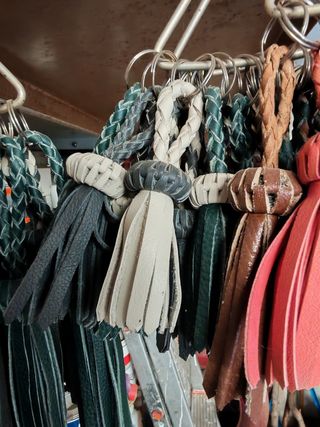 Llaveros artesanales de cuero trenzado