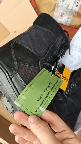 Anfibi Militari Neri NUOVI con una leggera MUFFA