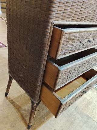 Mueble antiguo mimbre