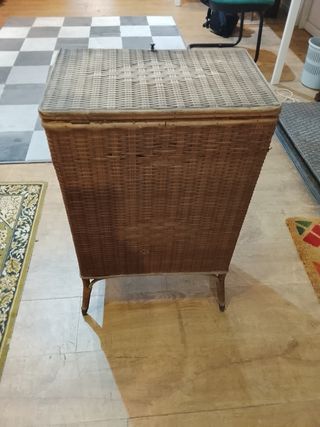 Mueble antiguo mimbre