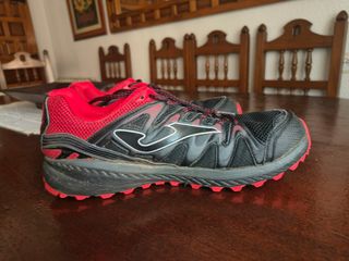 Zapatillas Joma Trail Negras y Rojas