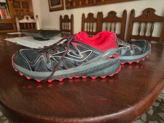 Zapatillas Joma Trail Negras y Rojas