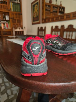 Zapatillas Joma Trail Negras y Rojas