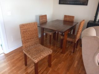 Mesa comedor extensible + 4 sillas de ratan