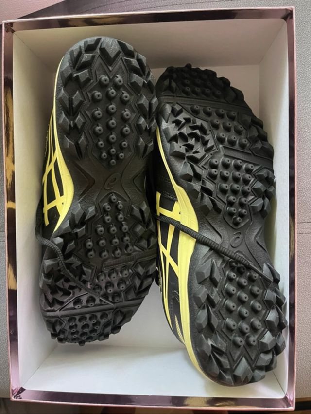 Zapatillas Asics Negras Hockey Hierba y Trail