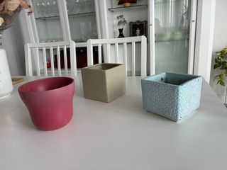 3 tiestos cerámicos (beige, azul, rojo)