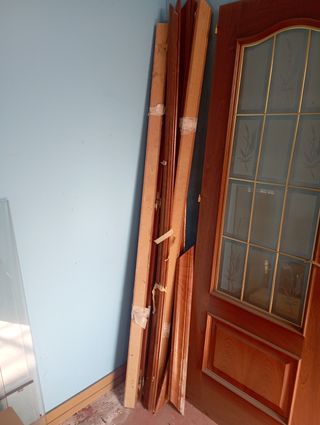 Puertas de madera con cristal 60€ todo
