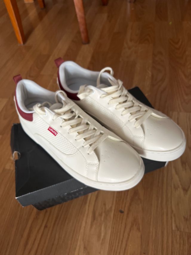 Zapatillas Levi's Blancas y Rojas