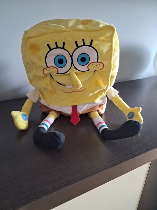 Bob Esponja Peluche canta y hace chistes
