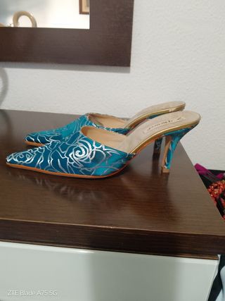 Zapatos de tacón plateados y turquesa