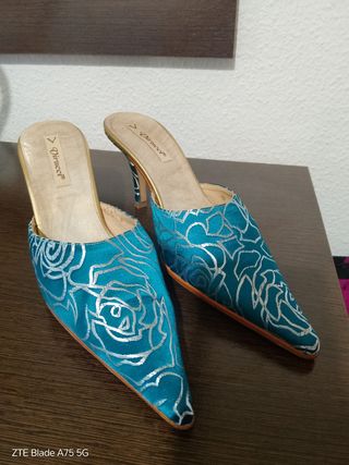 Zapatos de tacón plateados y turquesa