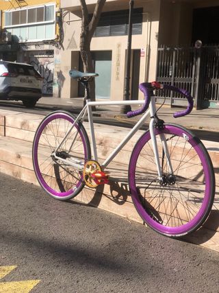 Bicicleta Fixie Blanca Ruedas Moradas