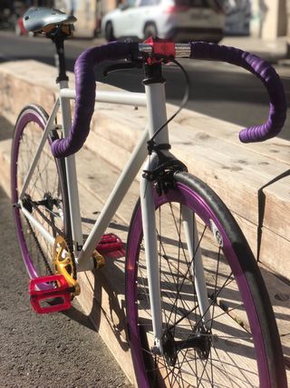 Bicicleta Fixie Blanca Ruedas Moradas