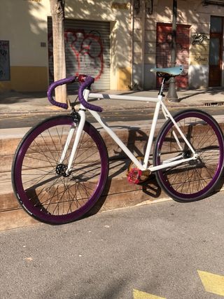 Bicicleta Fixie Blanca Ruedas Moradas