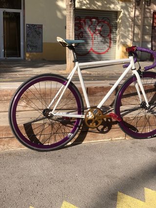 Bicicleta Fixie Blanca Ruedas Moradas