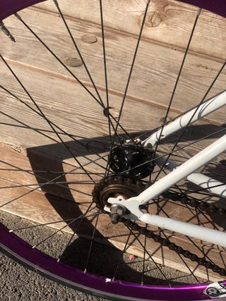 Bicicleta Fixie Blanca Ruedas Moradas