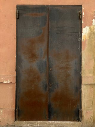 Puerta metálica antivandalismo