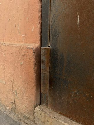 Puerta metálica antivandalismo