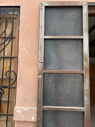 Puerta metálica antivandalismo