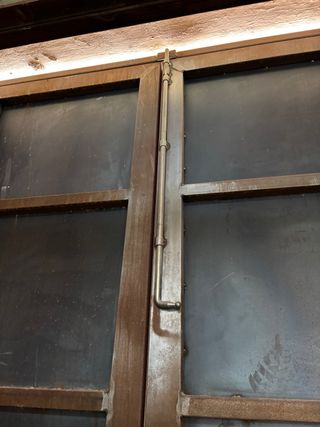 Puerta metálica antivandalismo