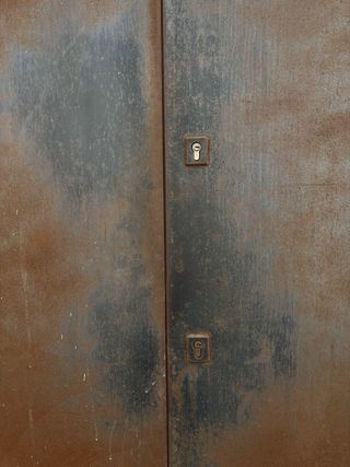 Puerta metálica antivandalismo