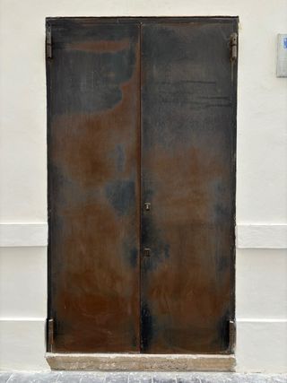 Puerta metálica antivandalismo