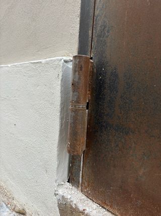 Puerta metálica antivandalismo