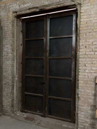 Puerta metálica antivandalismo