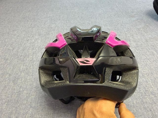 Casco ciclismo Gist negro-fuxia Talla S/M