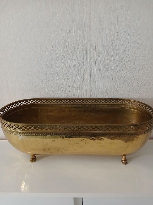 Centro de mesa ovalado de metal dorado