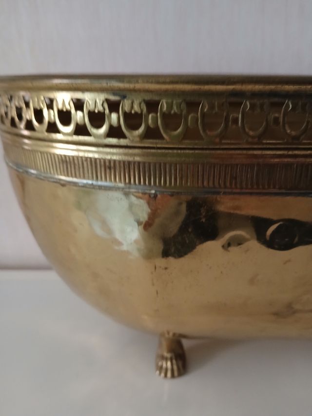 Centro de mesa ovalado de metal dorado