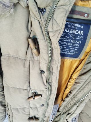 Anorak Pull&Bear verde militar Talla M
Muy calenti