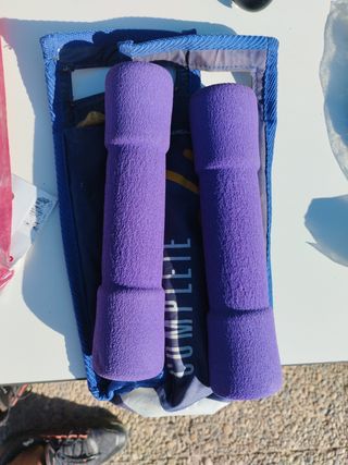Pesas de mano moradas con funda