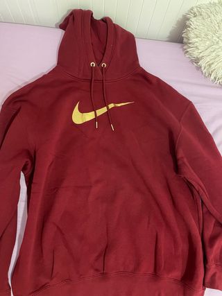 Sudadera Nike Roja con Logo Dorado