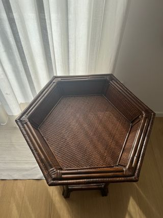 Mesa auxiliar de ratán marrón