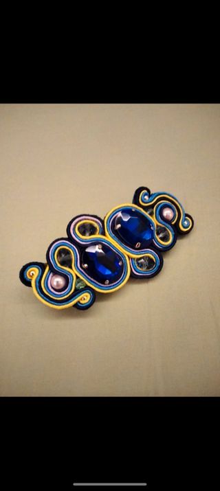 Spilla blu e gialla con pietre