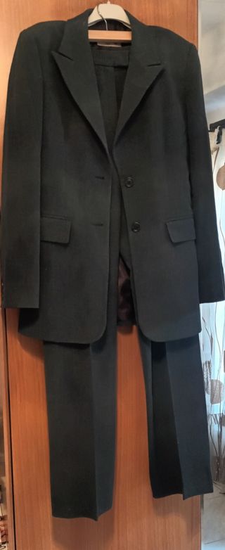 Traje americana y pantalón negro