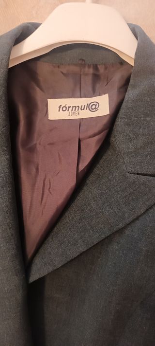 Traje americana y pantalón negro