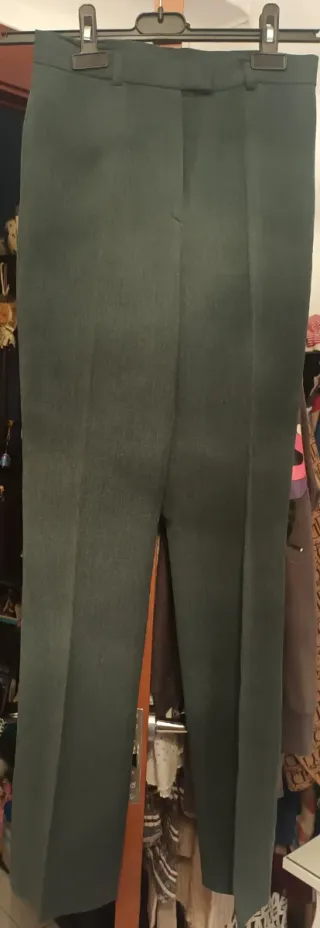 Traje americana y pantalón negro