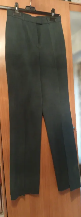 Traje americana y pantalón negro