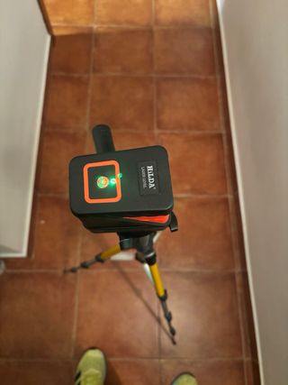 Nivel Láser Autonivelante con Trípode