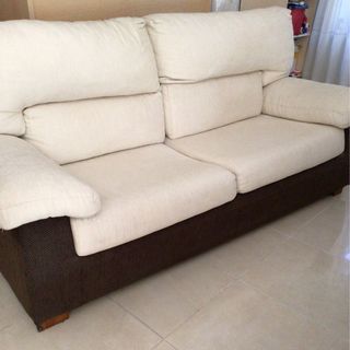 Sofá de tela beige y marrón
