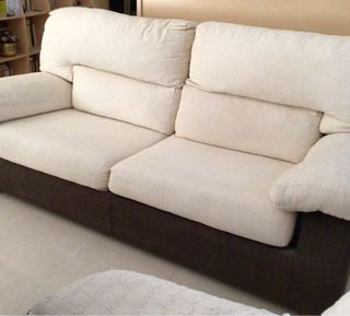 Sofá de tela beige y marrón