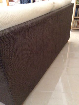 Sofá de tela beige y marrón