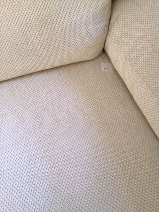 Sofá de tela beige y marrón
