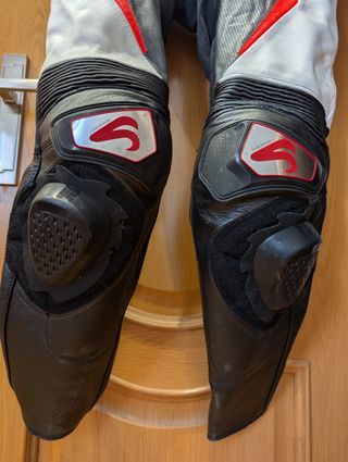 Mono de moto Ag10Moto con espaldera