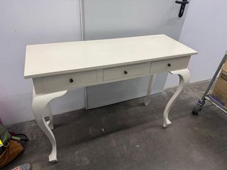 Consola de madera blanca con 3 cajones
no envíos
