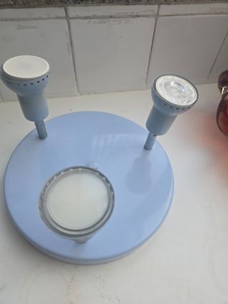 Lámpara de techo azul y blanca de 3 bombillas .